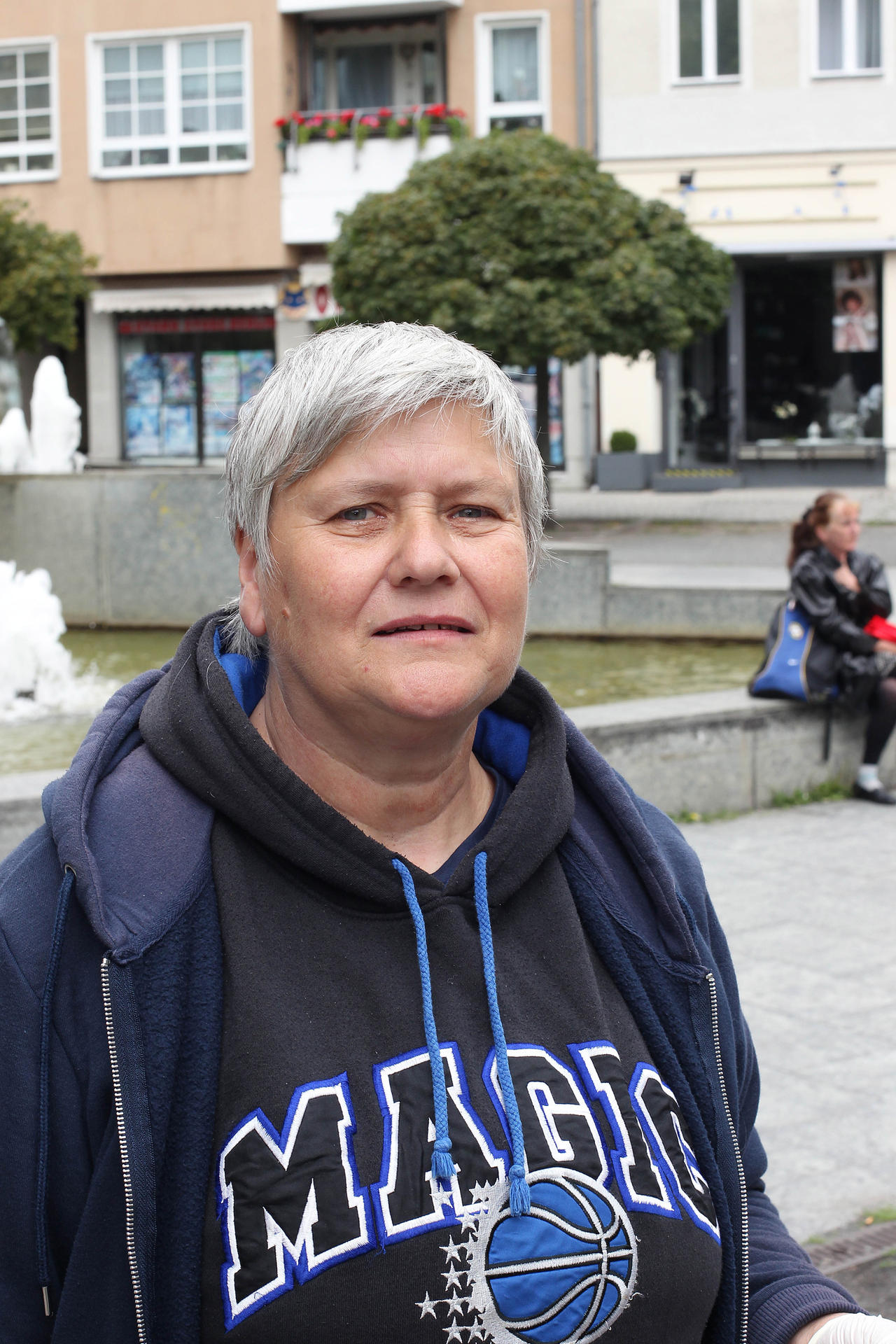Petra (60) hilft ehrenamtlich beim Verteilen der Backwaren. Sie sagt: „Das ist eine gute Sache. Wir schmeißen sonst viel zu viele Lebensmittel weg.“