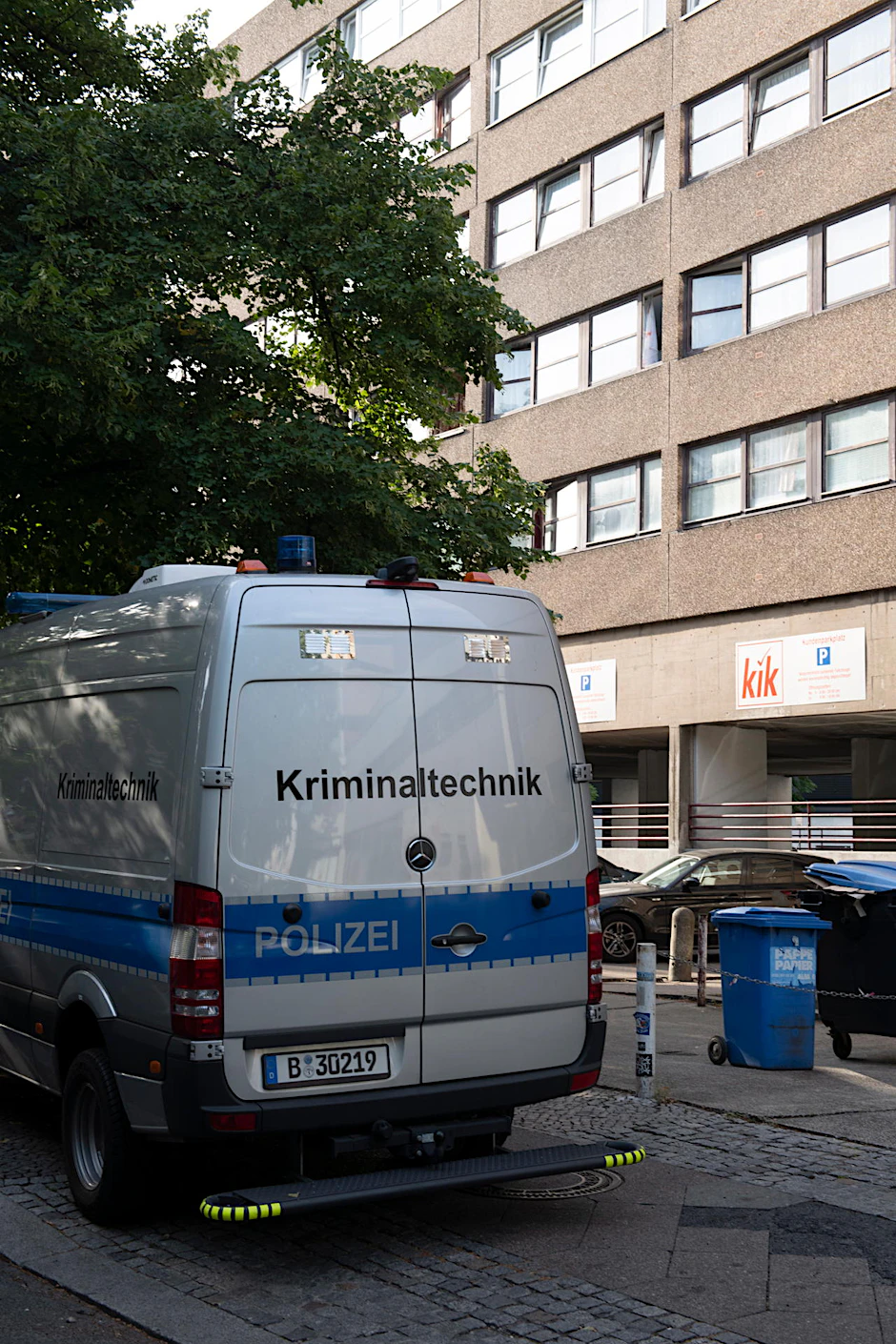 Kriminaltechniker stellten Spuren am Tatort sicher. In dem anonymen Elfgeschosser wurde die 25-Jährige erstochen.