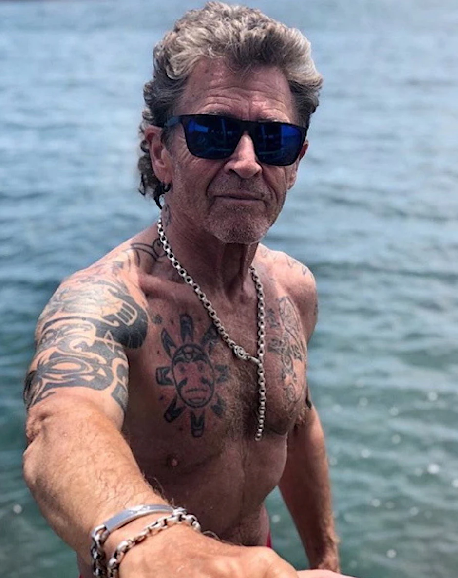 Sonnenbrille, Tattoos, Waschbrettbauch: So ließ sich Peter Maffay jetzt am Strand ablichten.