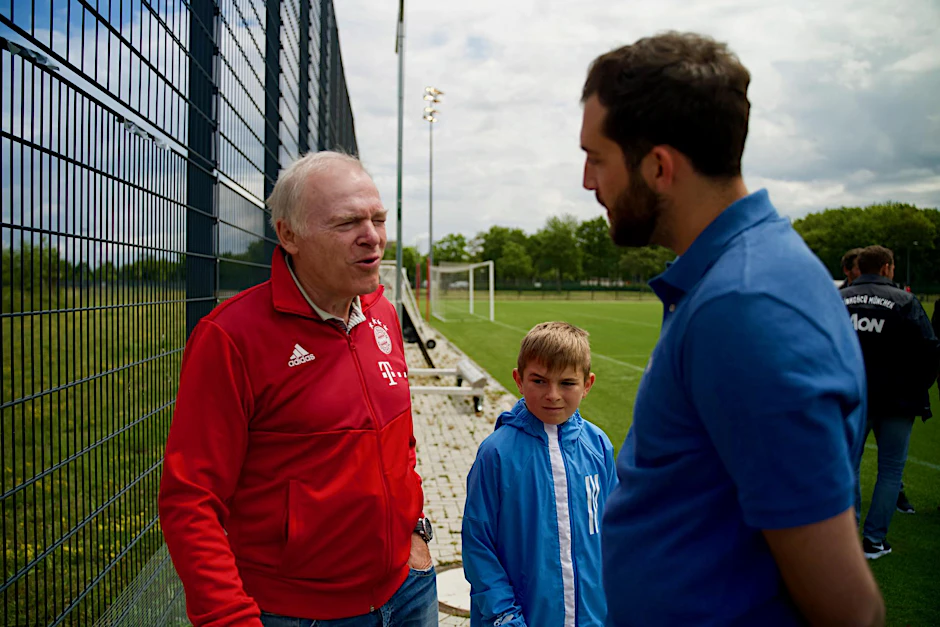 Hermann Gerland mit Neffe Paul im Gespräch mit Reporter Patrick Berger (r.).