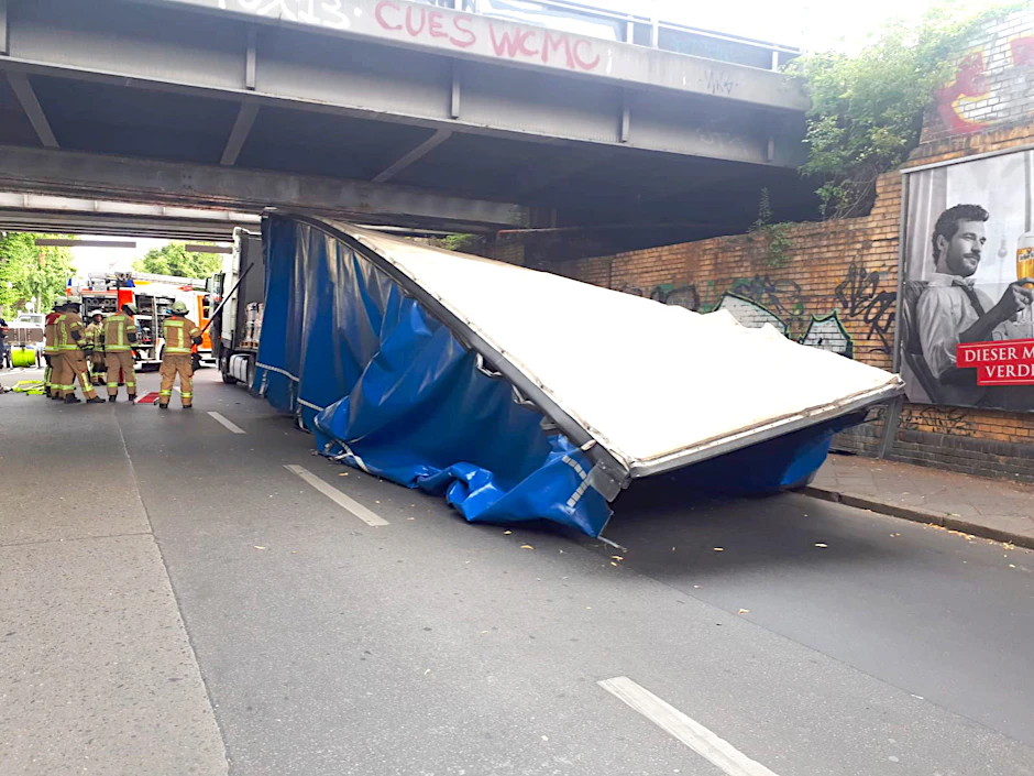 Die Feuerwehr war am Freitag vor Ort, um bei dem Lkw-Unfall zu helfen.