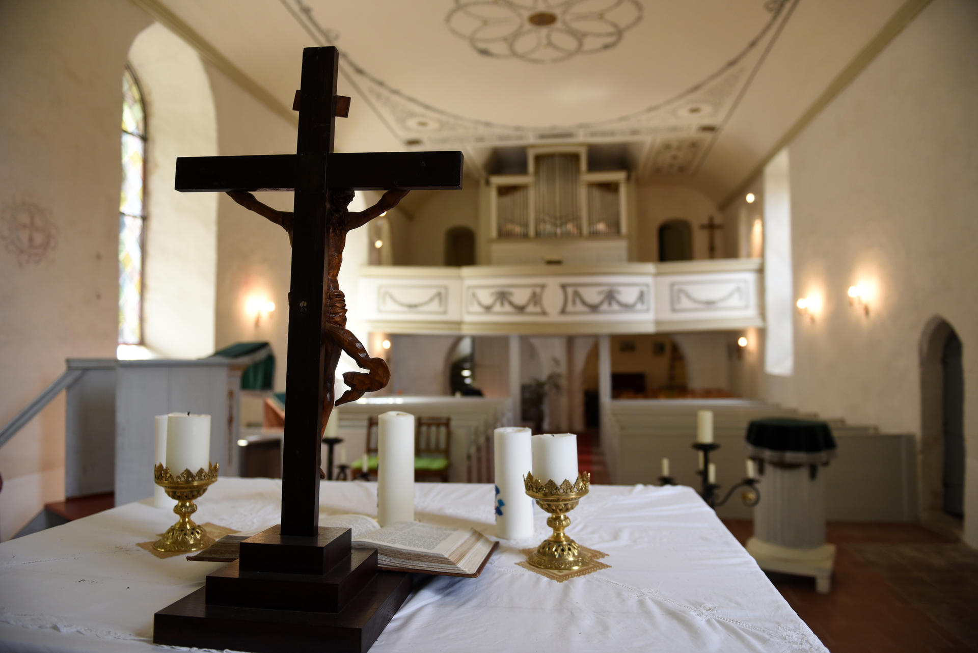 Unbestritten der kühlste Ort an diesem heißen Tag in Eisdorf: die Kirche. Mehr als ein Ort des Glaubens, ein Zentrum der Eisdorfer Gemeinde.