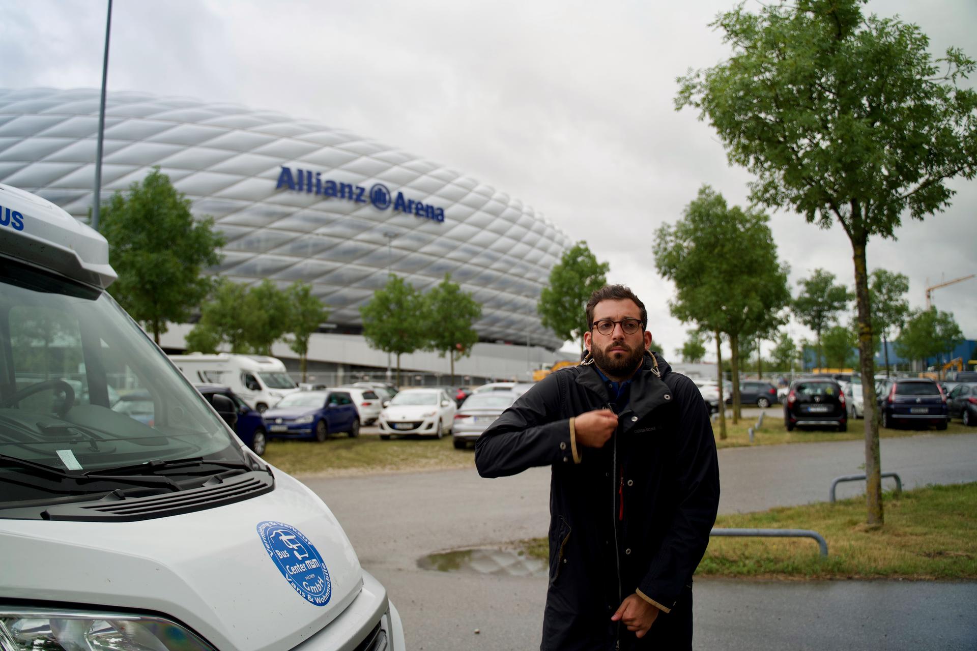 Reporter Patrick Berger mit dem UNVEU-Mobil vor der Allianz Arena in München.