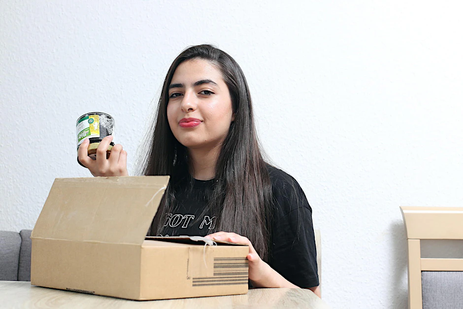 Bei der Lieferung war Honig statt des Handys im Paket und Zahei sehr enttäuscht.