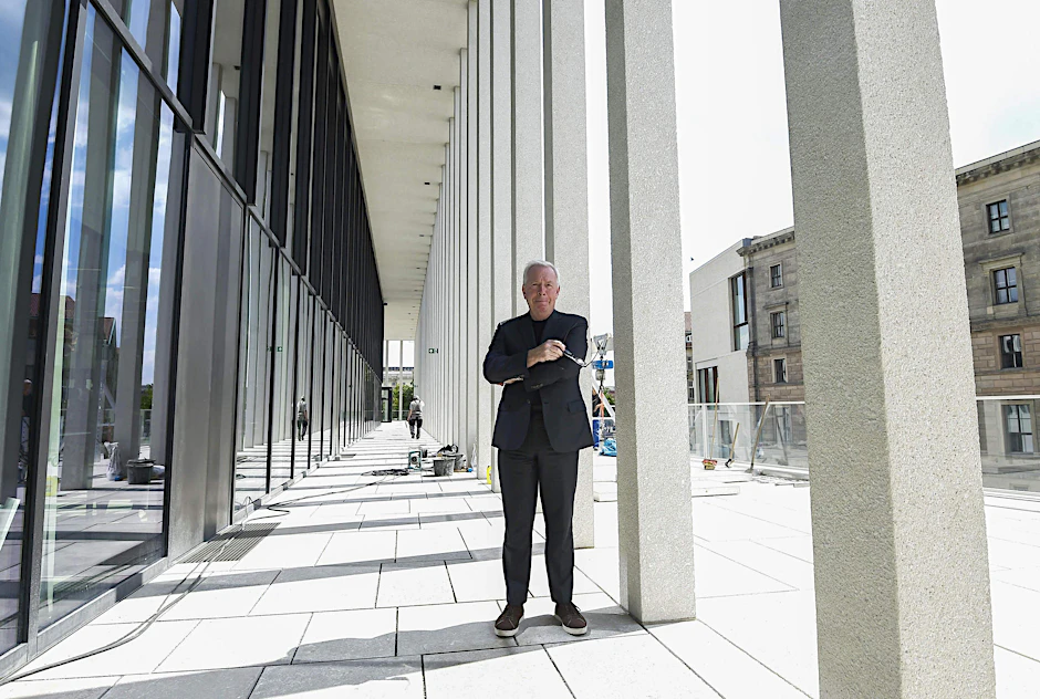 Der Architekt David Chipperfield schuf die James-Simon-Galerie, deren Kolonnaden eine gedankliche Verbindung in die Antike schaffen sollen.