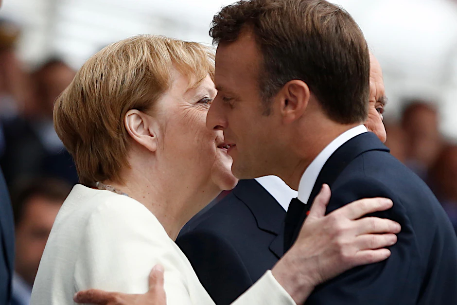 Emmanuel Macron, Präsident von Frankreich, begrüßt Bundeskanzlerin Angela Merkel (CDU). 