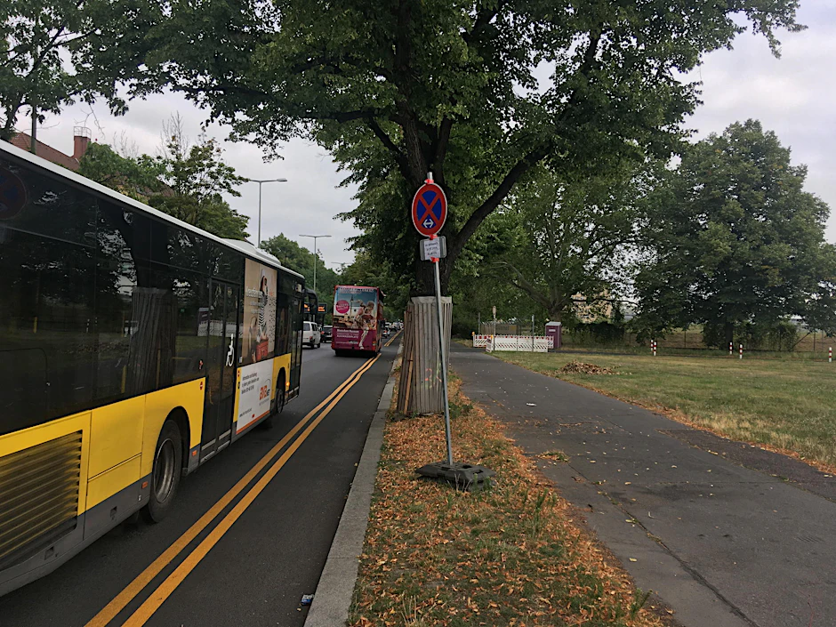 Links Parken verboten, rechts Rad-Holperstrecke: Der Tempelhofer Damm in Richtung Innenstadt.