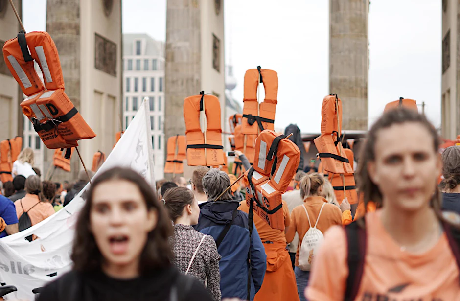 Teilnehmer einer Seebrücke-Demonstration in Berlin im August 2018 (Archivbild).
