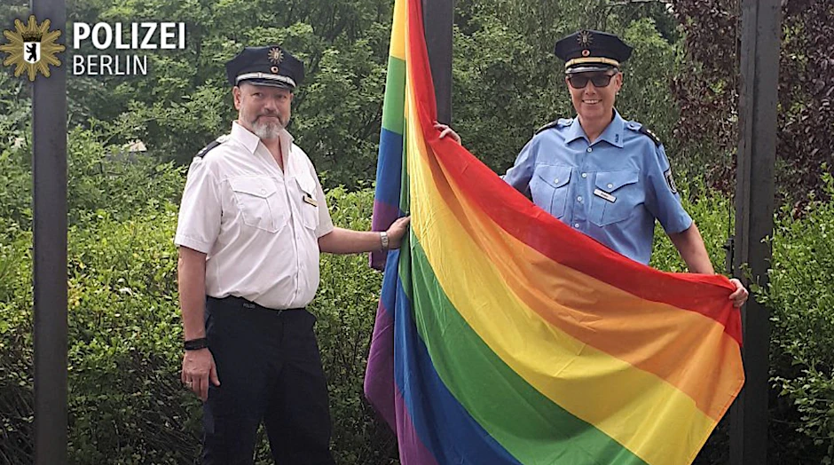Polizisten hissen vor ihrer Dienststelle in Berlin-Marzahn die Regenbogenfahne.