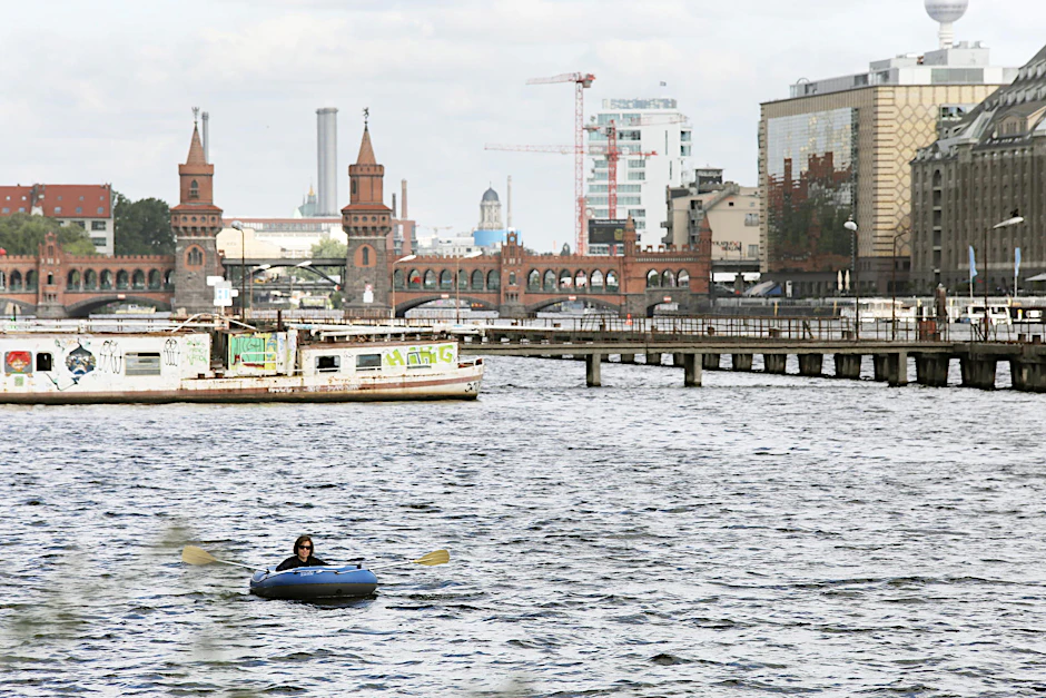 Die Stadt als Kulisse. Iris Wermescher in ihrem Boot wirkt ganz klein. 