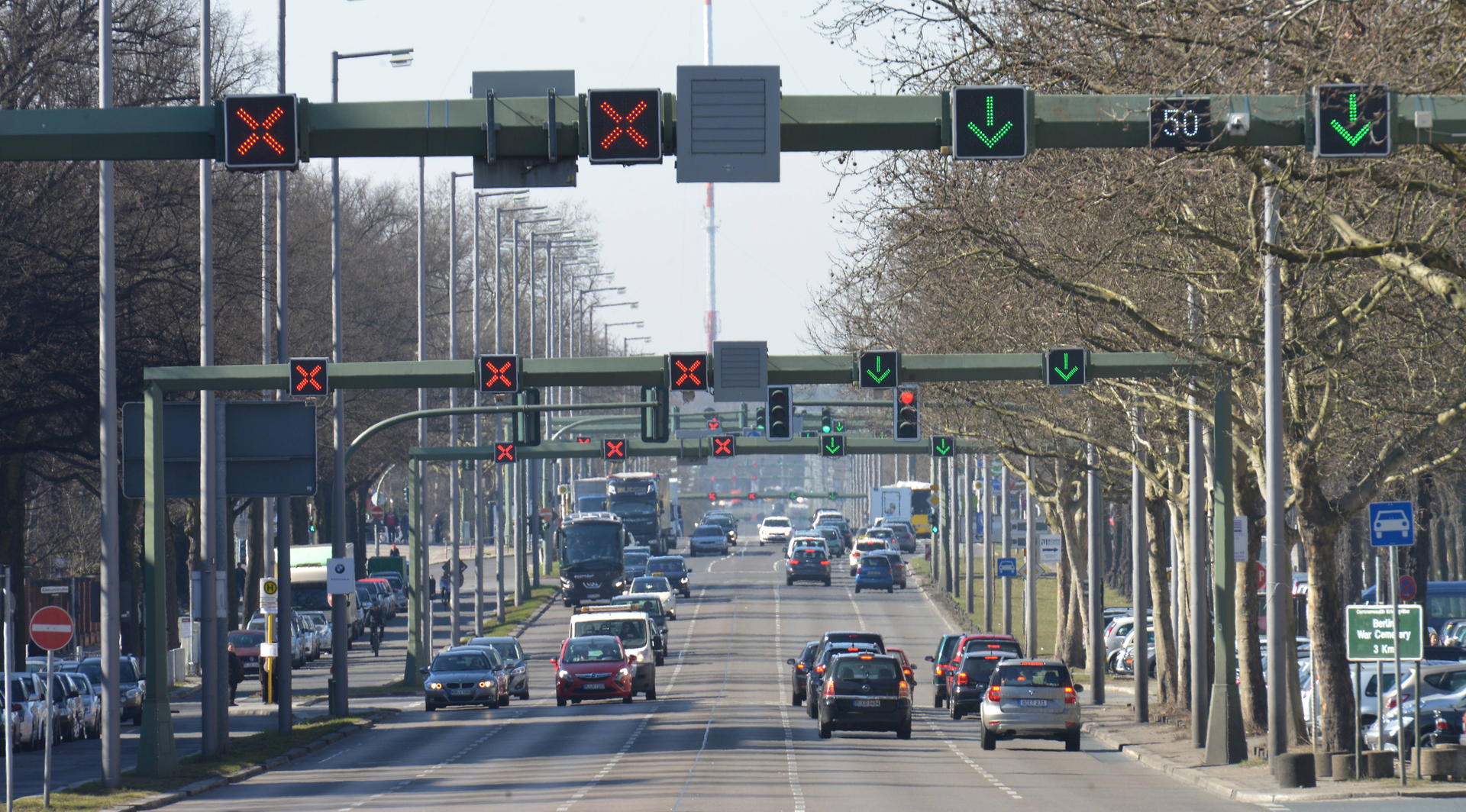 Displays zeigen an, bei welcher Geschwindigkeit man auf der Heerstraße die „Grüne Welle“ erwischt.  