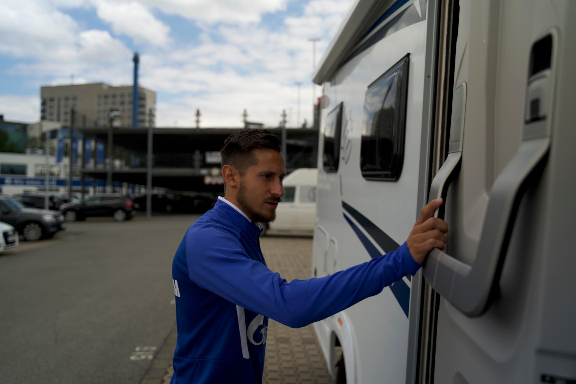 Steven Skrzybski auf dem Weg ins UNVEU-Wohnmobil.