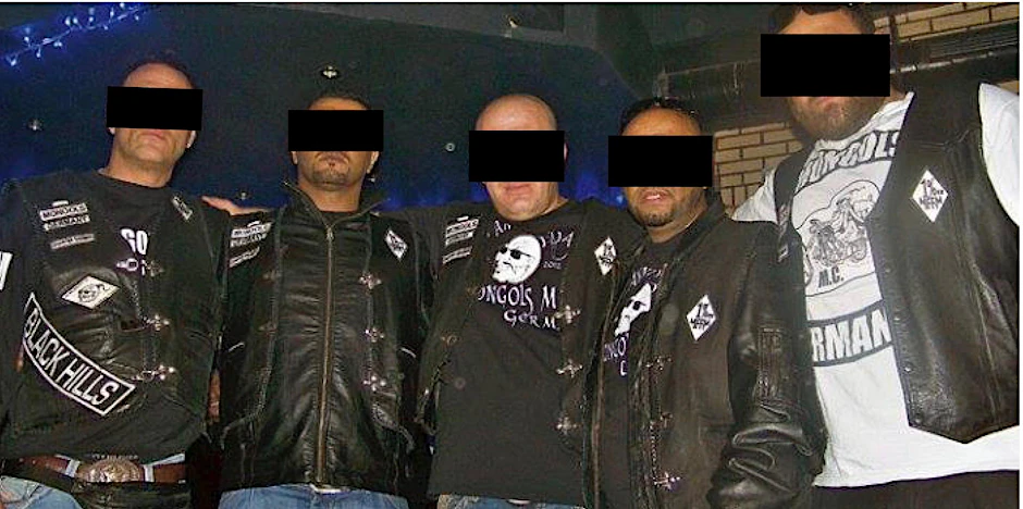 Mehrere Mitglieder des Miri-Clans posieren in Rockerkutten. 