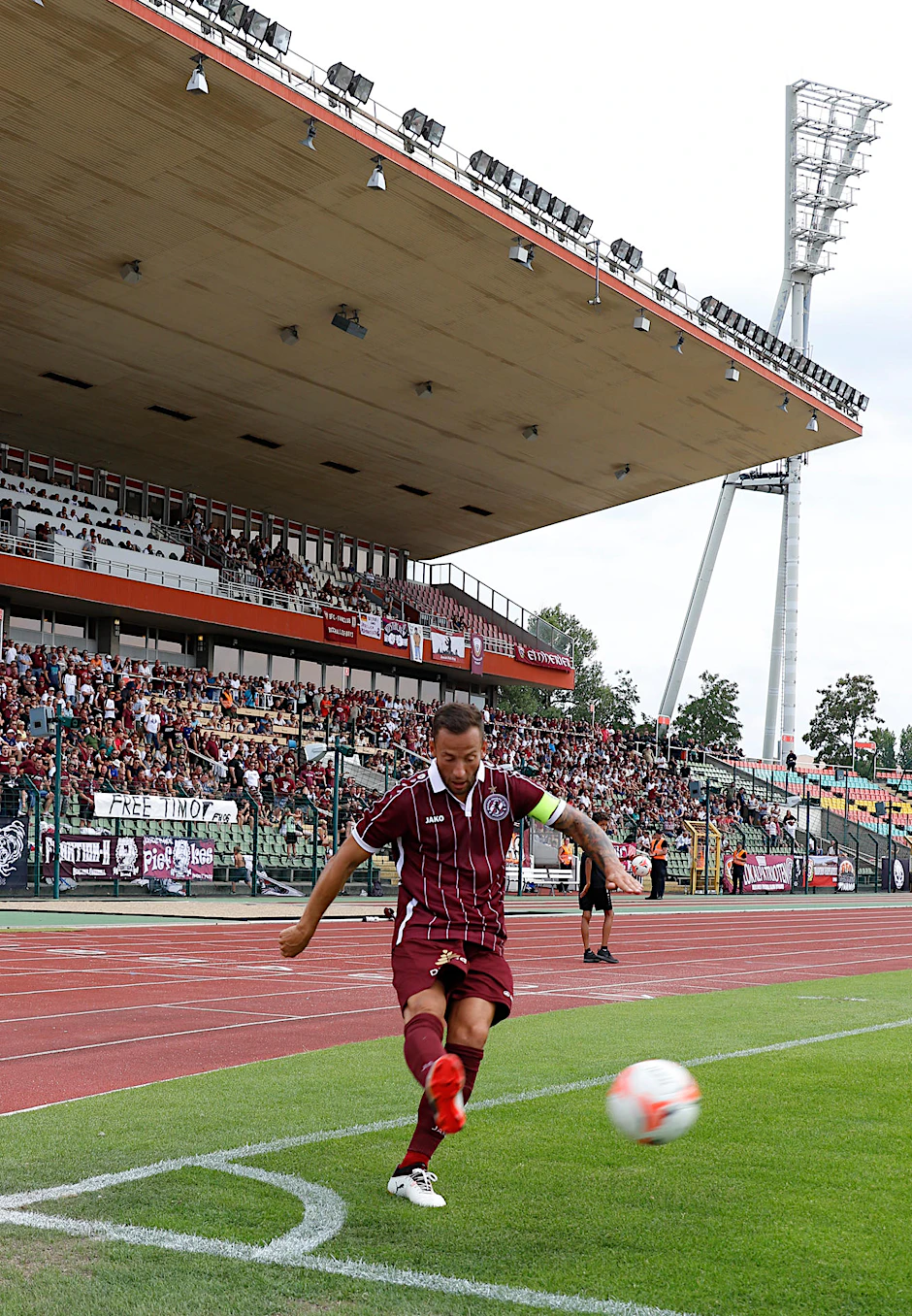 Vor gut gefüllter Tribüne schlägt Dynamos Ronny Garbuschewski eine Ecke.