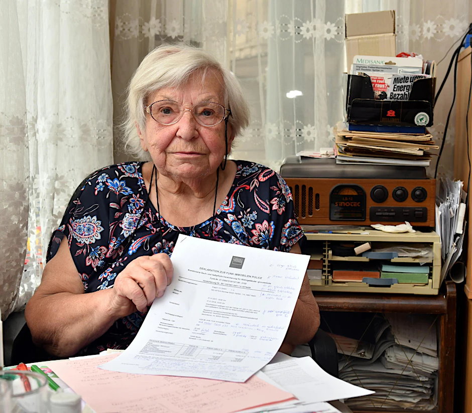 Edith Lünser wohnt hier schon seit Jahrzehnten. Sie sagt, dass auch die Versicherung fürs Haus immer teurer werde.