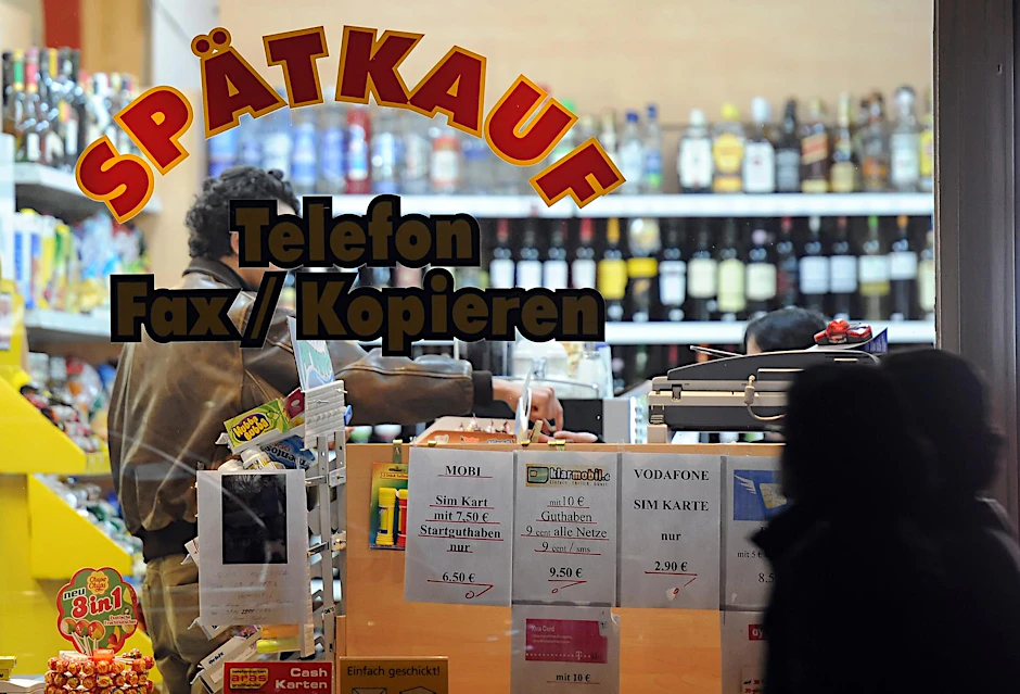 Aktuell wird in Berlin wieder gestritten, warum Spätis sonntags geschlossen bleiben müssen und aus welchen Gründen sie von 13 bis 20 Uhr öffnen dürfen.