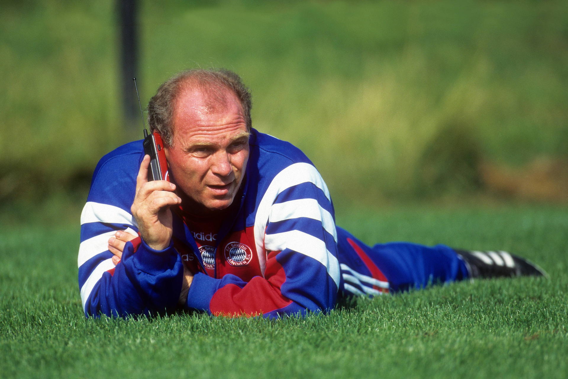 Ein Foto aus alten Tagen: Hoeneß im Jahr 1992 bei der Arbeit