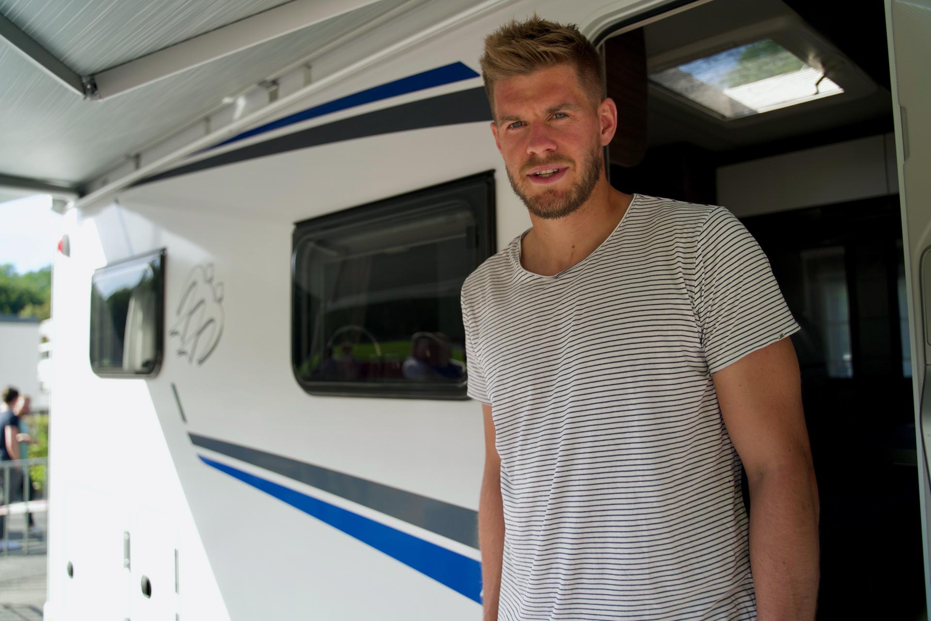 Simon Terodde vor dem UNVEU-Wohnmobil in Köln.
