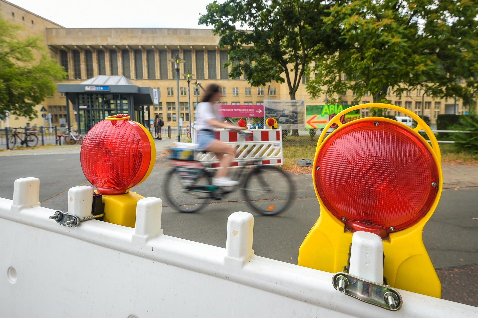 Noch ist der Weg frei: Eine Frau radelt an der am Bahnhof Paradestraße bereitgestellten Absperrung auf dem maroden Fuß- und Radweg entlang. 
