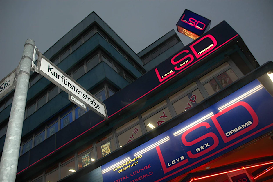 Werbung in Signalfarbe: Der Schriftzug „LSD“ steht für „Love, Sex and Dreams“. 