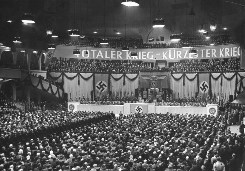 Berlin, 18. Februar 1943, Potsdamer Straße, Sportpalast: Propagandaminister Goebbels wird sein Publikum gleich fragen, ob es den „totalen Krieg” wolle. Und die Gefragten werden von den Sitzen springen, die rechten Arme zum Hitlergruß strecken und „Ja!” brüllen.