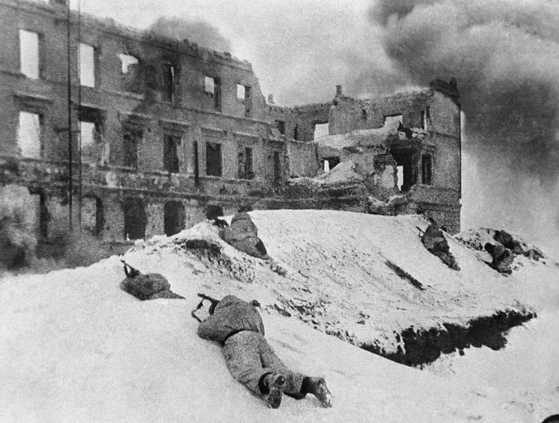Stalingrad, Kampf um jeden Fußbreit: Rotarmisten nehmen Wehrmachtssoldaten unter Beschuss, die sich offensichtlich in einer Ruine verschanzt haben. 