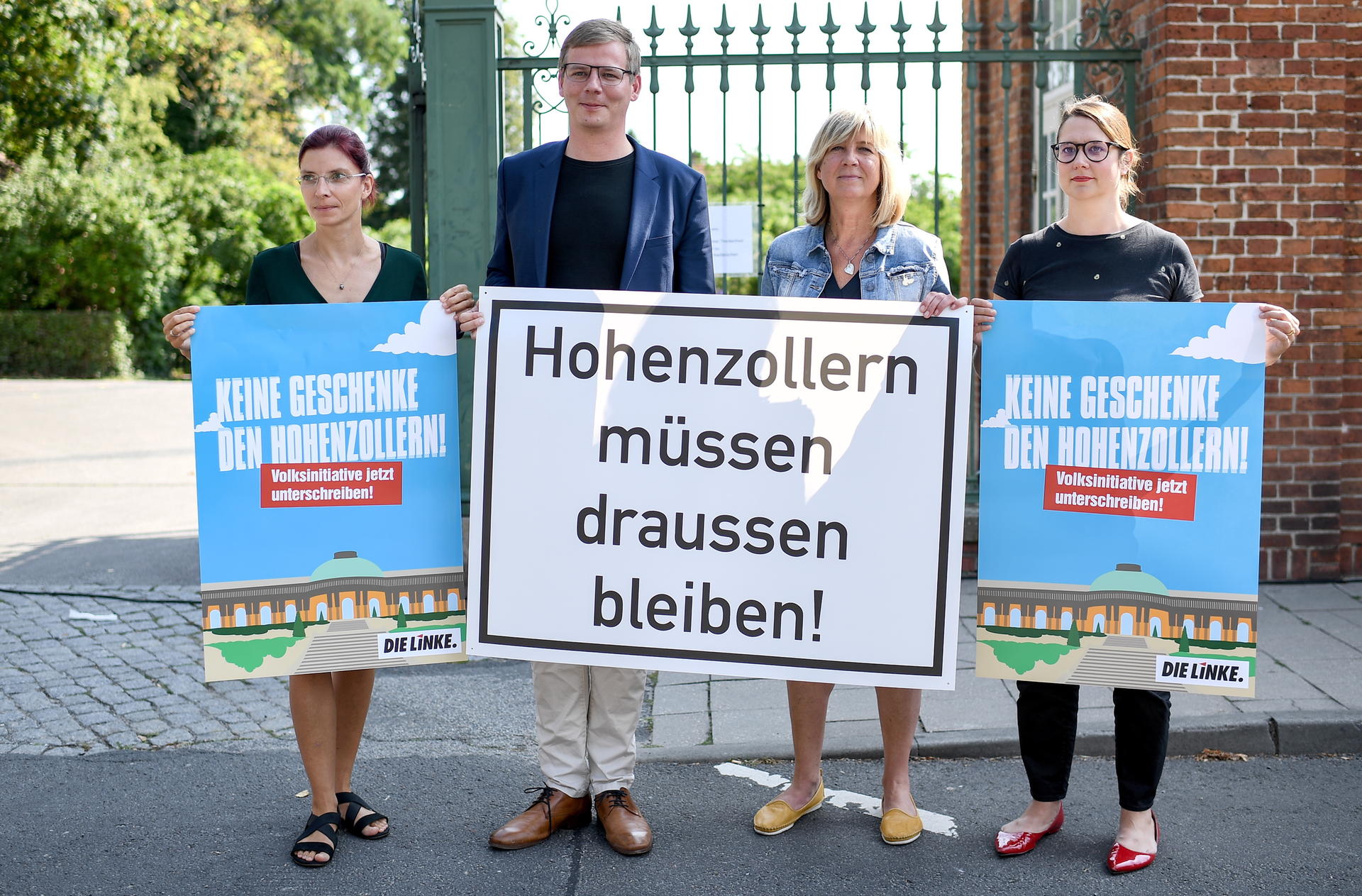 Die Spitzenkandidaten in der Mitte und links und rechts eine Parteivorsitzende.  