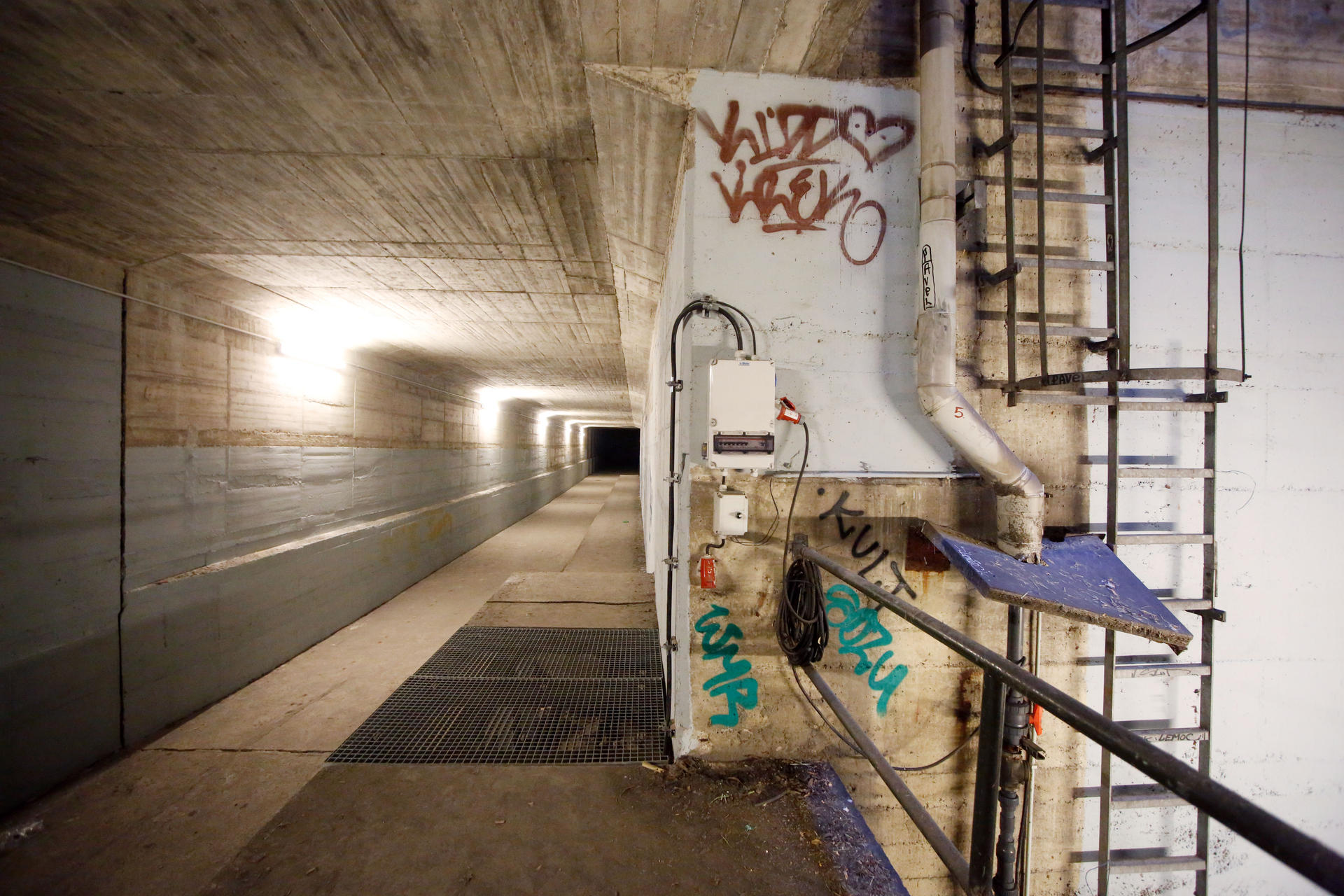 Der Bahnsteig, hier mit einem von zwei Gleiströgen, streckt sich 200 Meter lang. Das Zusammenspiel von Licht und Schatten kann unheimlich sein. 