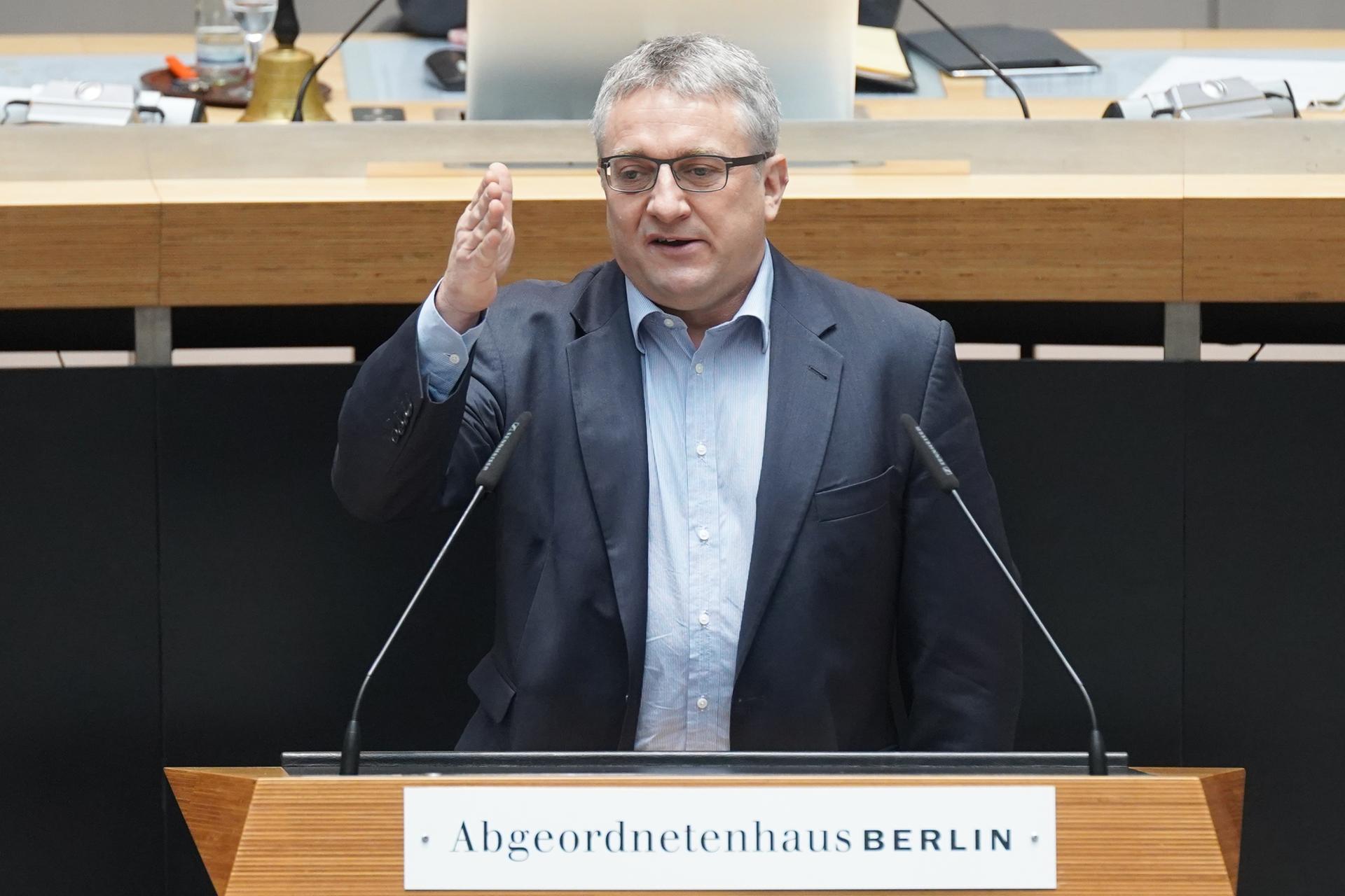 Torsten Schneider von der SPD spricht bei einer Plenarsitzung im Berliner Abgeordnetenhaus.
