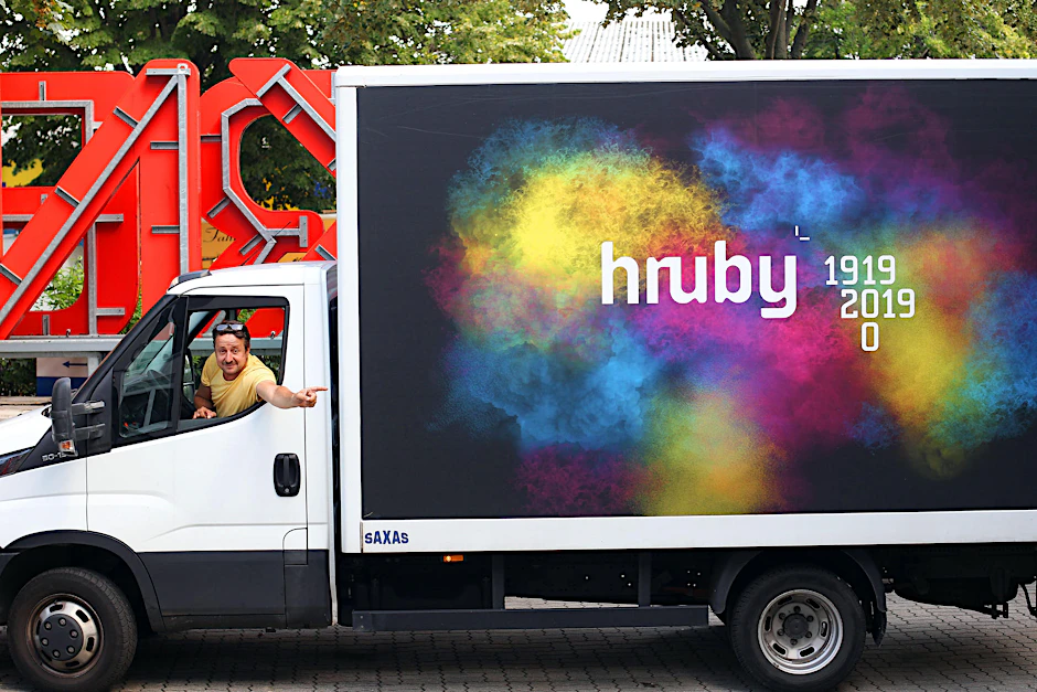 Zum Jubiläum gestaltete Chef Fritz Naumann ein neues Logo, hier auf einem der Firmen-LKWs. 