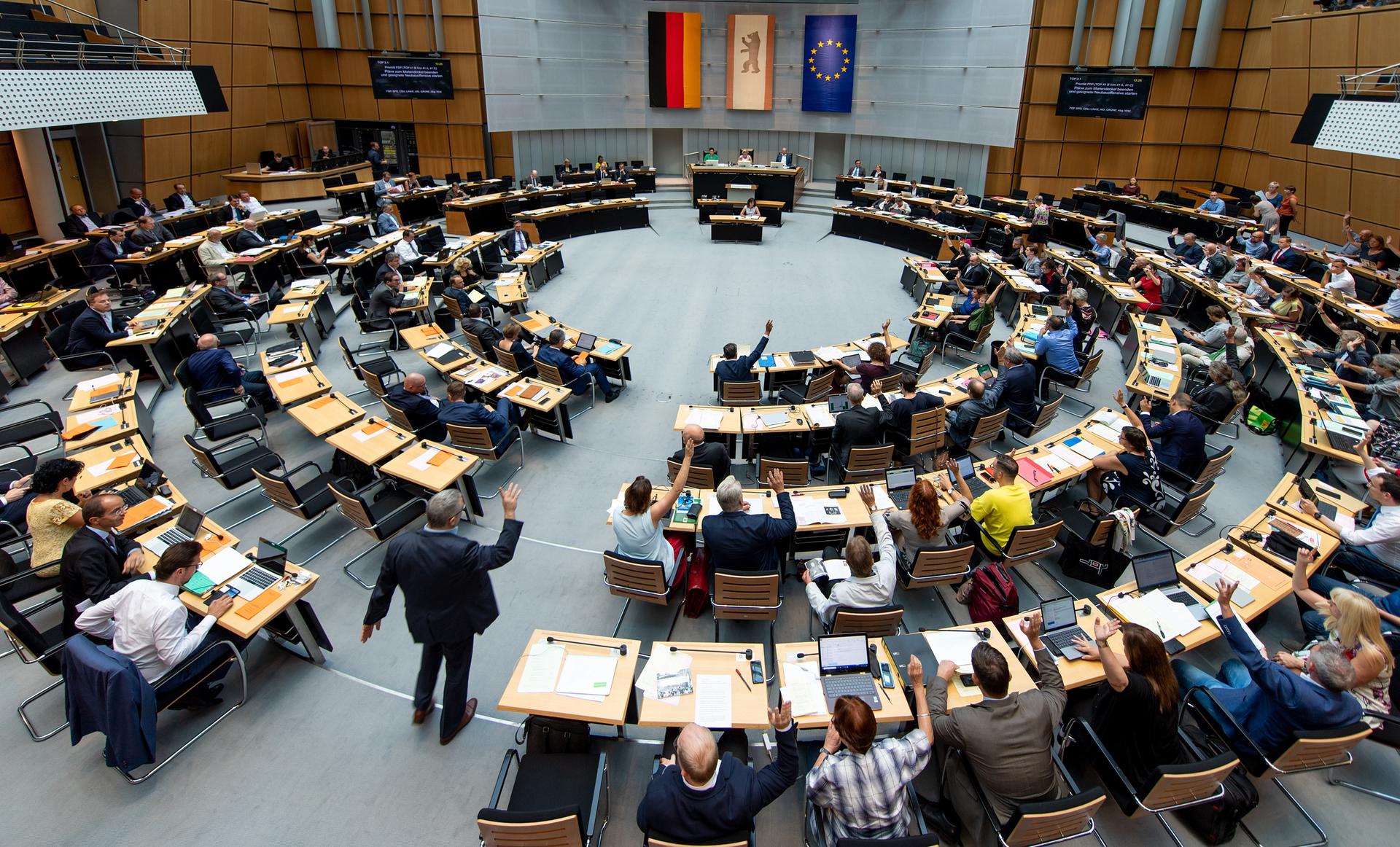 Image - Berliner Parlament: Abgeordnete bekommen mehr Geld und mehr Arbeit ab 2020