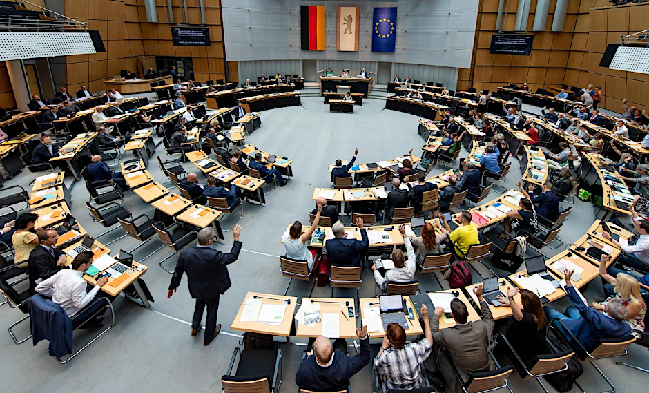 Die Abgeordneten im Berliner Landesparlament sind bisher offiziell halbtags als Volksvertreter tätig. In Wahrheit arbeiten viele mehr. 