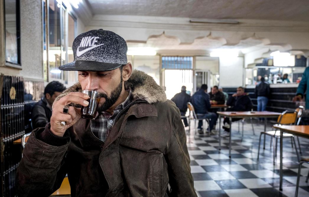 Amri ist nun weg, aber Bahrouni kommt weiterhin jeden Tag ins Café Baladiya. 