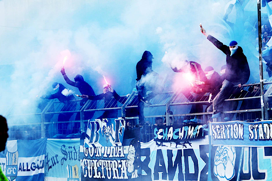 Randale im Stadion: Fans provozierten 2016 in Aue mit Raketen und Bengalos.
