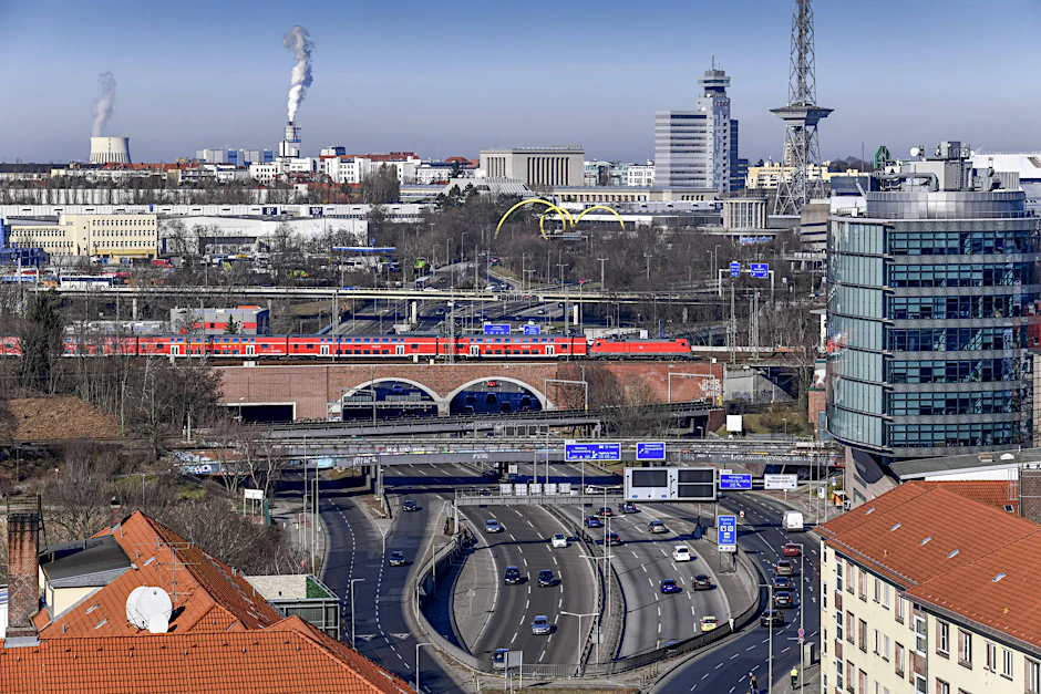 Bis zu 200.000 Fahrzeuge pro Tag: die Autobahn A100 am Dreieck Funkturm in Berlin. 
