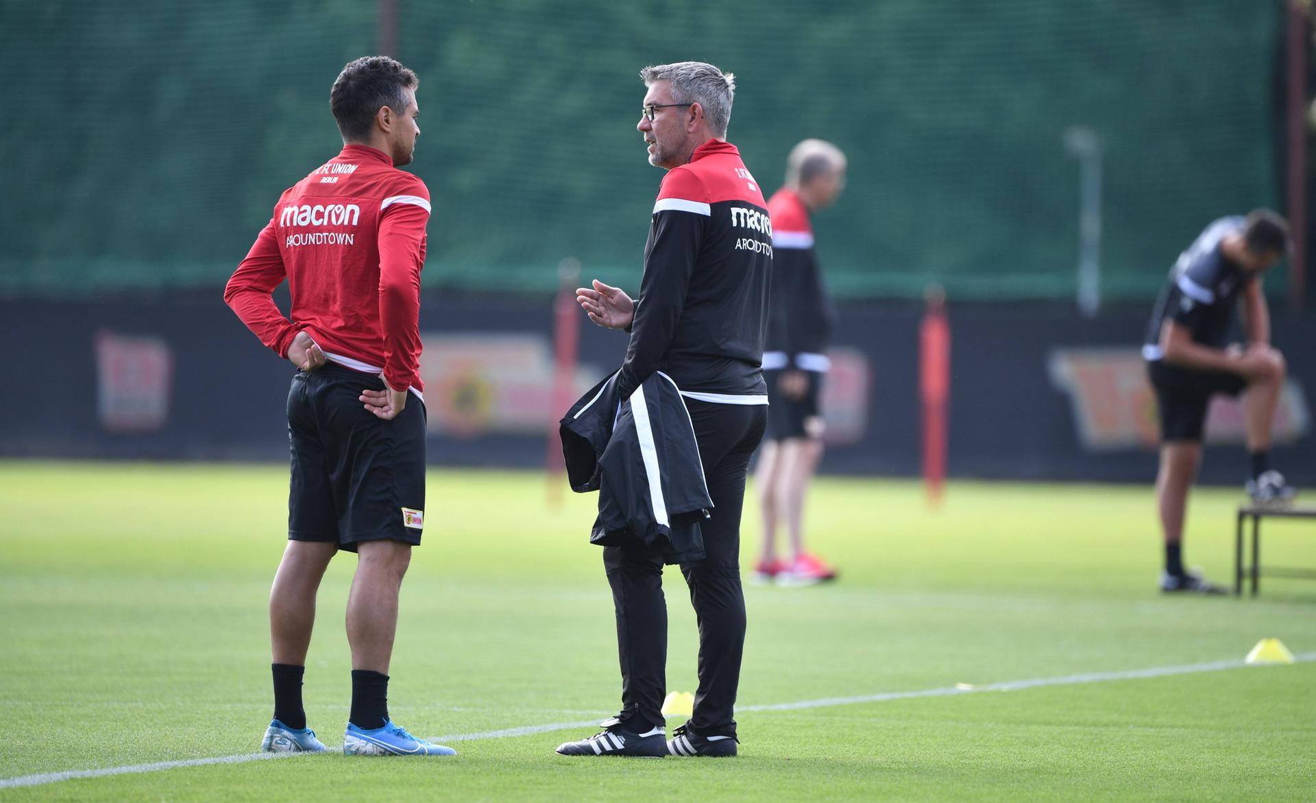 Manuel Schmiedebach (l.) im Dialog mit Trainer Urs Fischer. Schlägt jetzt seine Chance?