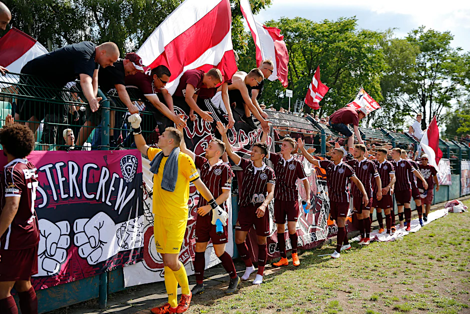 Die Dynamo-Spieler jubeln mit ihren Fans.
