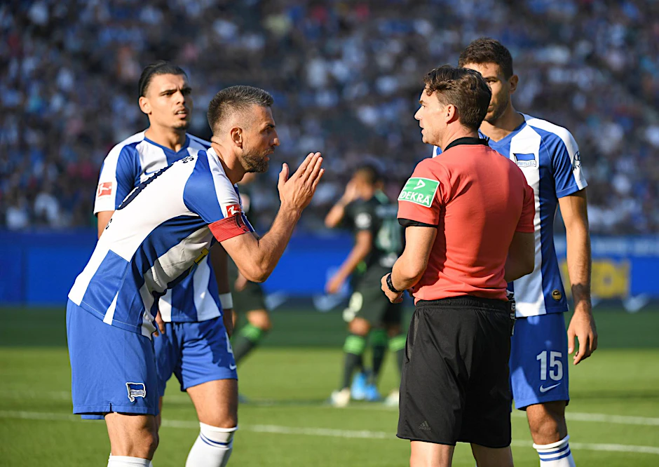Beknien half nichts: Auch im siebenten Hertha-Spiel unter seiner Leitung gab Guido Winkmann einen Strafstoß.