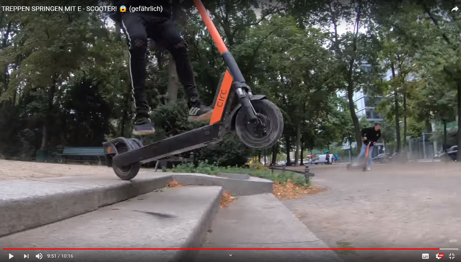 Sieht sportlich aus, dürfte den Rollervermietern aber nicht gefallen: Einer der Jugendliche setzt zum Treppensprung an. 