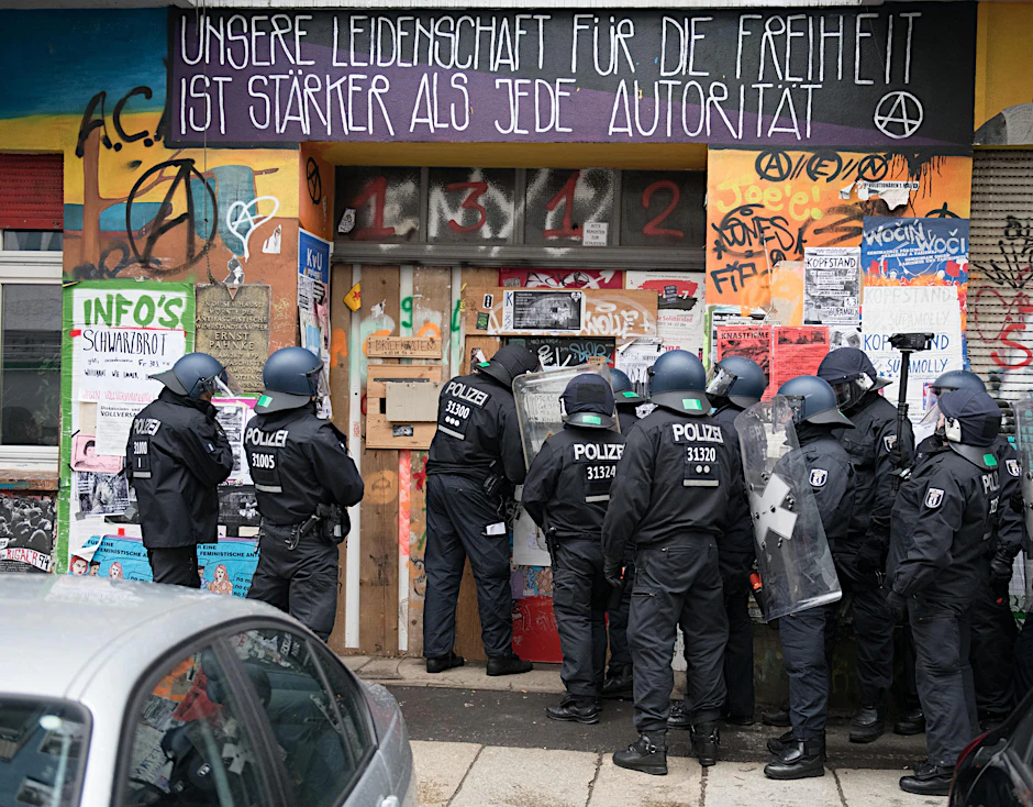 Polizisten machen sich bereit für eine Wohnungsdurchsuchung in der Rigaer Straße.