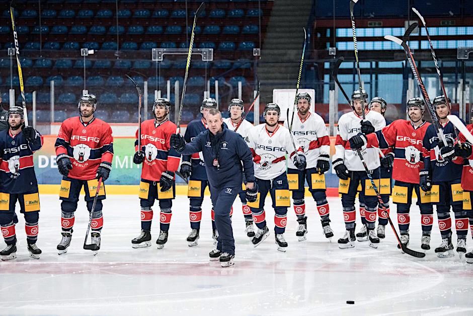 Trainer Serge Aubin gibt das Kommando, die Eisbären müssen im Training noch mächtig Gas geben.