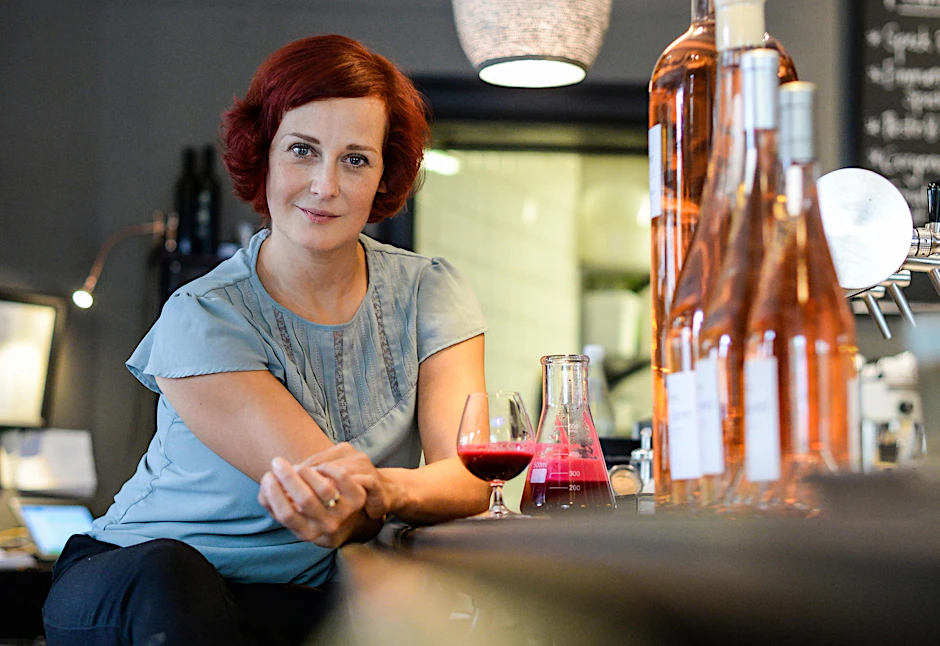 Diane Weigmann an ihrem Liebslingsort „Café Lenzig“ in Schöneberg. Hierher kommt sie gern zum Frühstück und trinkt dazu Rote-Beete-Saft.