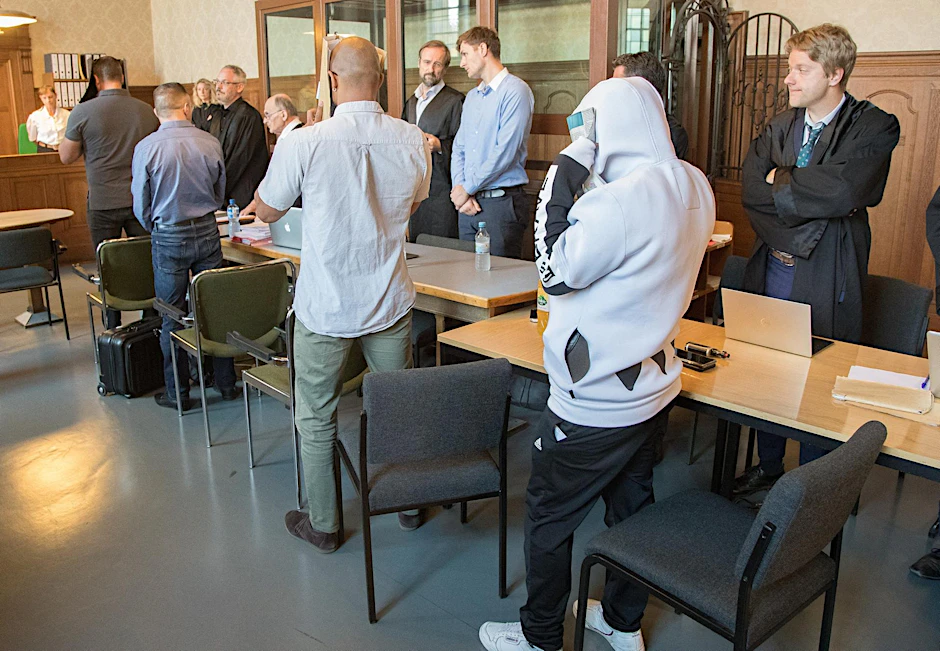 Vor Gericht verbargen die Angeklagten ihre Gesichter. Im Kapuzenpulli: Tareq Al T. (37).