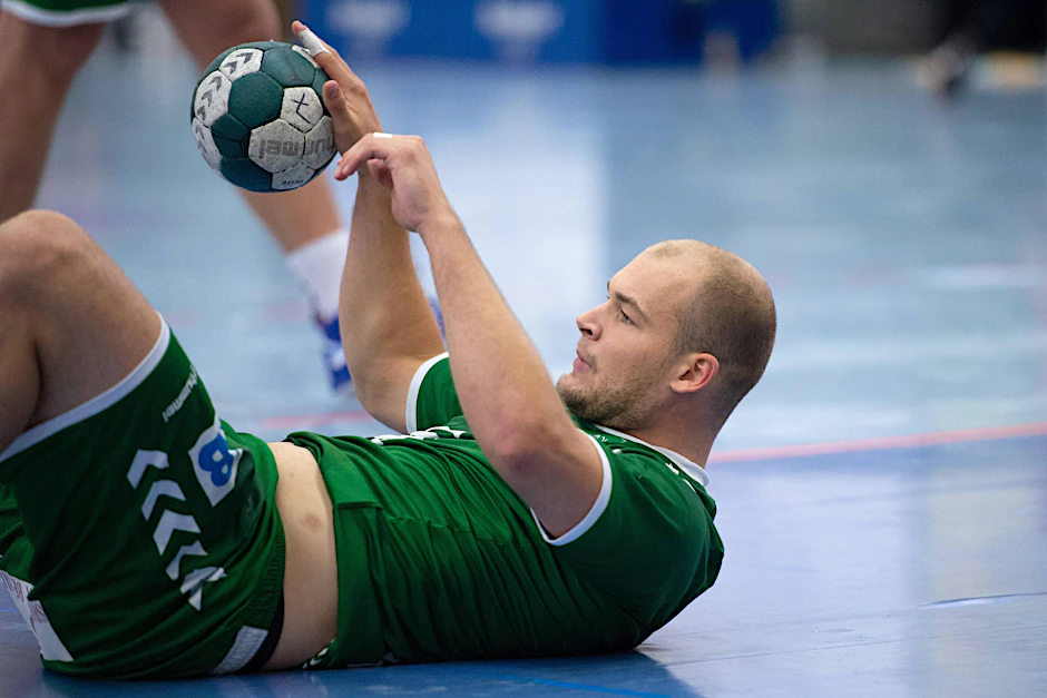 Paul Drux liegt mit dem Ball auf dem Parkett. Vorm Bundesligastart am Sonntag in Leipzig müssen die Füchse schnell wieder aufstehen.