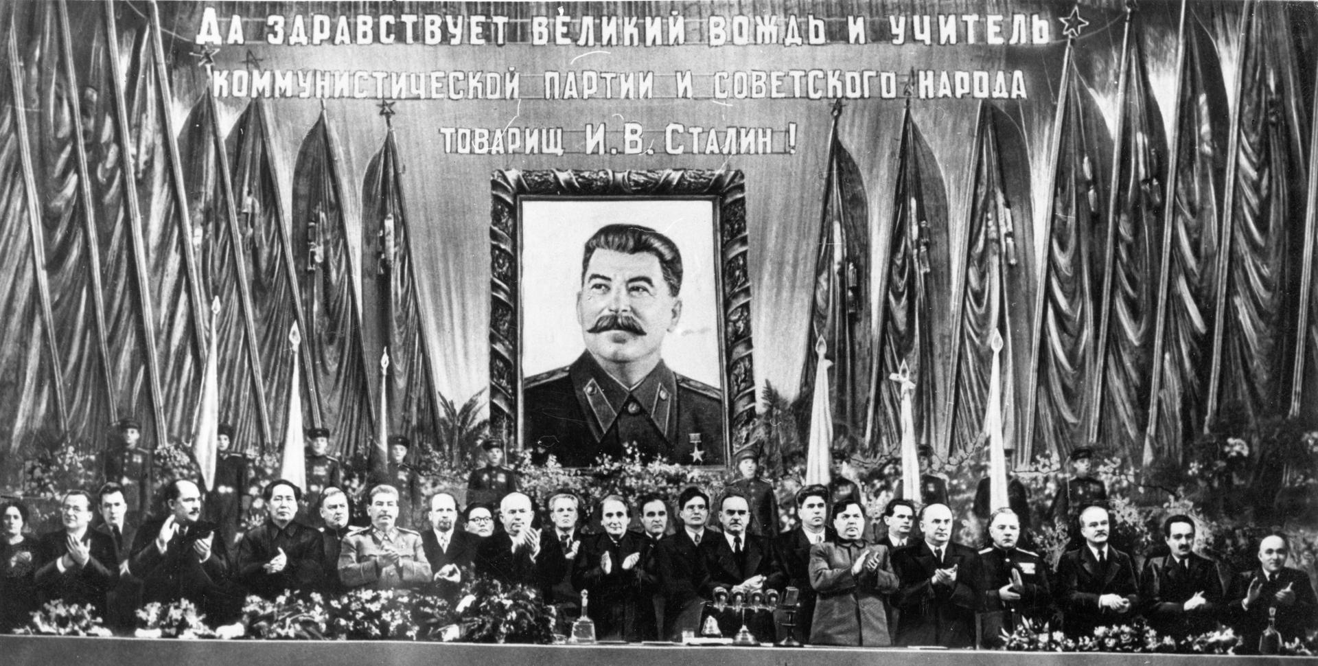 Stalin, hier bei seinem 70. Geburtstag 1949, rührte keinen Finger für Thälmanns Freilassung. Das galt auch für den Mann neben ihm: Walter Ulbricht.