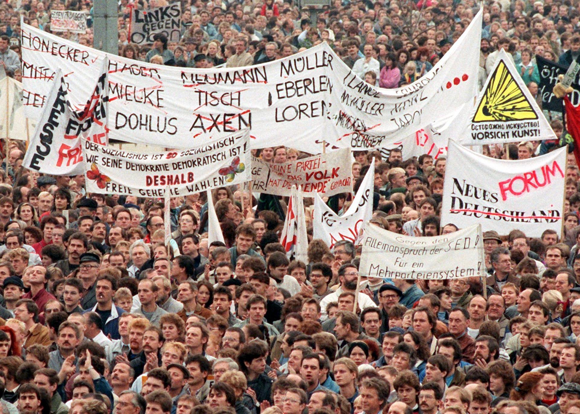 Mauerfall-Chronik: Gegen die herrschenden Verhältnisse richtet sich die Demo auf dem Alex. Fünf Tage später fällt die Mauer.