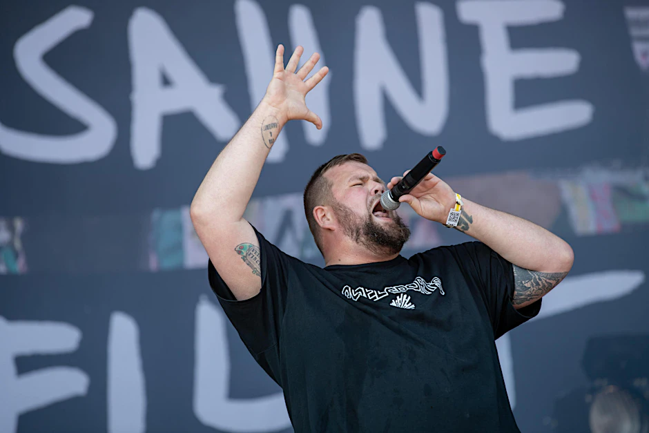 Sänger Monchi von der Band Feine Sahne Fischfilet.