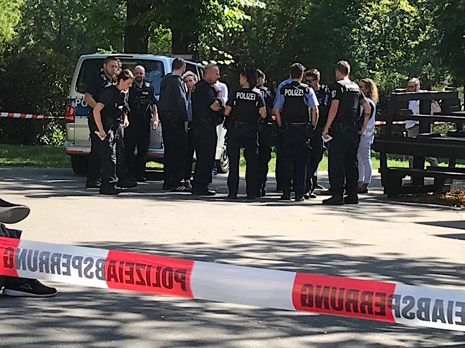 Die Polizei ist mit einem Großaufgebot vor Ort. 