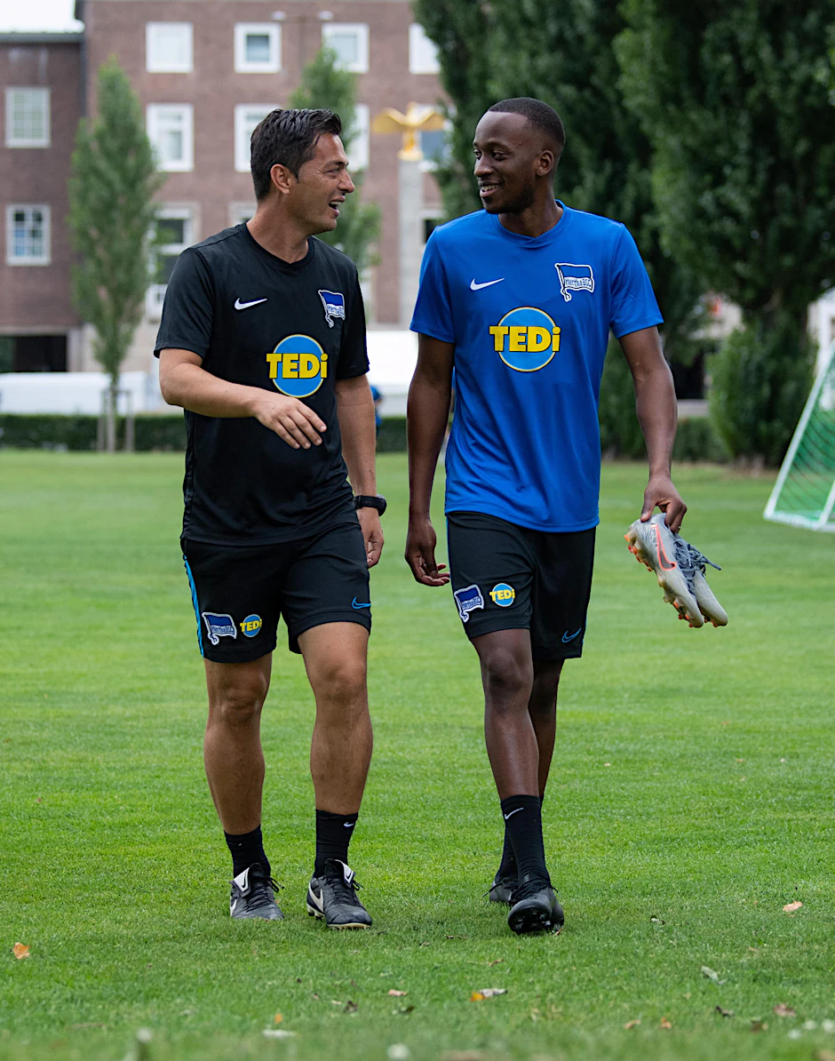 Chefcoach Ante Covic im Plausch mit Rekordzugang Dodi Lukebakio. Diese Woche entscheidet sich, ob der Belgier zum Saisonstart dabei ist. 
