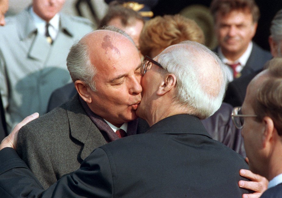 Obwohl sich Michail Gorbatschow und Erich Honecker beim 40-jährigen Staatsjubiläum der DDR Anfang Oktober 1989 den sozialistischen Bruderkuss geben, liegen politisch Welten zwischen ihnen. Wenige Tage später wird Honecker abgesetzt.
